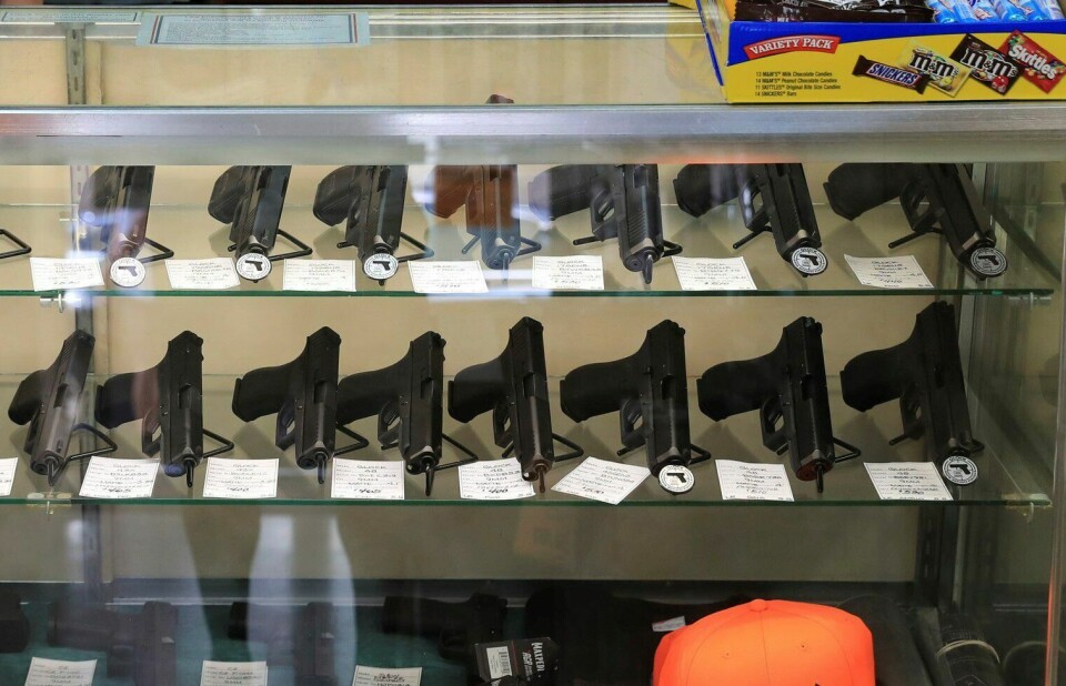 Tilgangen på våpen i USA er stor og i 2021 døde 47.000 mennesker som følge av skytevåpen, ifølge USAs folkehelseinstitutt. Handguns are on displayed at a gun shop, Thursday, June, 23, 2022 in Honolulu. (AP Photo/Marco Garcia)