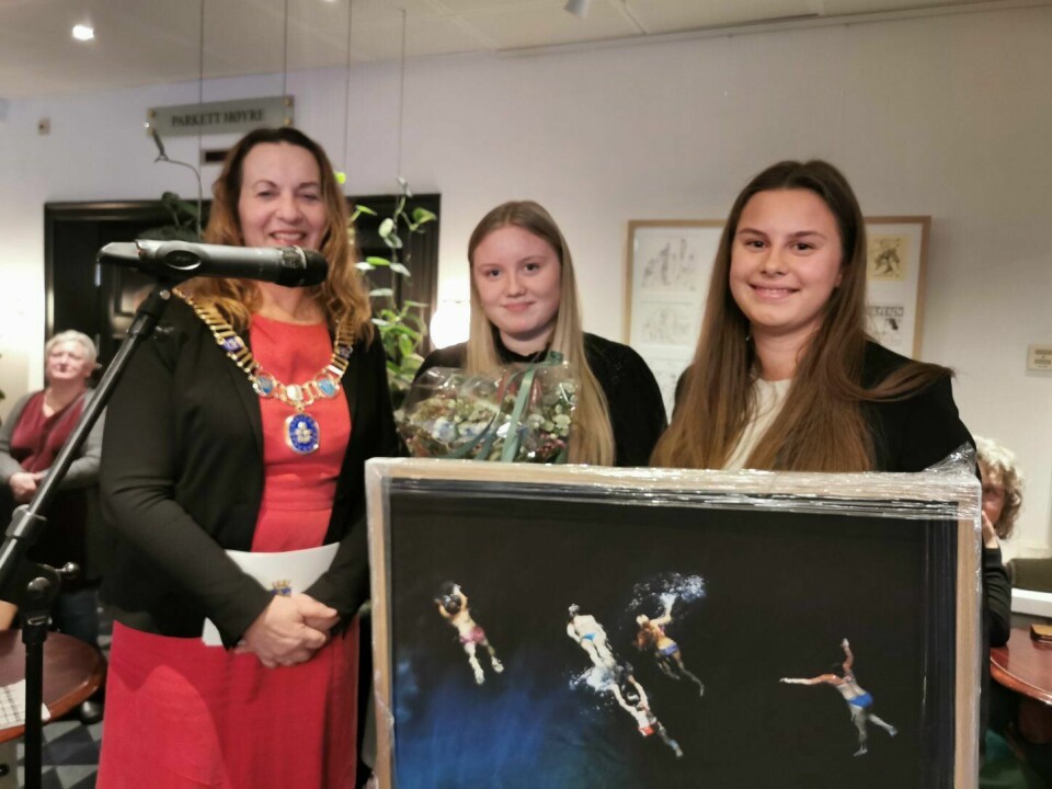 Prisen ble overrakt til barnebarna Emma og Frøya Wathne Pedersen av varaordfører Dagny Sunnanå Hausken Prisen ble overrakt til barnebarna Emma og Frøya Wathne Pedersen av varaordfører Dagny Sunnanå Hausken