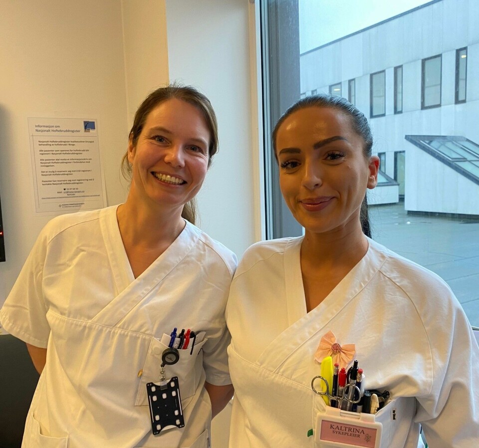 Det er satt av god tid til visitt når lege og sykepleier er hos ortogeriatriske pasienter. – Det gir oss mulighet til en grundig vurdering, sier ortoped Anette Bekken t.v. Her med sykepleier Kaltrina Zekaj. Det er satt av god tid til visitt når lege og sykepleier er hos ortogeriatriske pasienter. – Det gir oss mulighet til en grundig vurdering, sier ortoped Anette Bekken t.v. Her med sykepleier Kaltrina Zekaj.