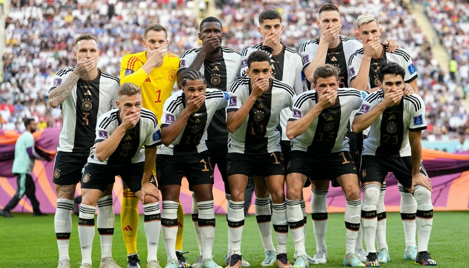 Det tyske lagets markering før kampen mot Japan vakter oppsikt. Tyskerne protesterte mot at Fifa hadde satt ned foten for å bruke det regnbuefargede OneLove-armbindet i kamper. Det tyske lagets markering før kampen mot Japan vakter oppsikt. Tyskerne protesterte mot at Fifa hadde satt ned foten for å bruke det regnbuefargede OneLove-armbindet i kamper. Foto: AP / Ebrahim Noroozi / NTB.