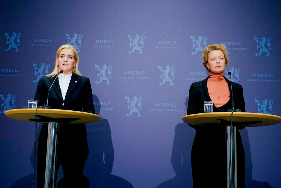 Justis- og beredskapsminister Emilie Enger Mehl (til venstre) og assisterende PST-sjef Hedvig Moe under pressekonferansen fredag. Assisterende sjef i PST, Hedvig Moe (til høyre), sier at målet med forslaget til lovendring ikke er å masseovervåke norske borgere.Foto: Terje Pedersen / NTB
