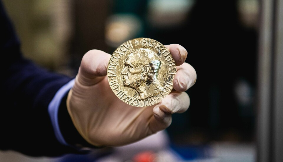 Fredag skal tre slike medaljer deles ut. Årets fredsprisvinnere er belarusiske Ales Bjaljatski, russiske Memorial og det ukrainske Senteret for sivile rettigheter. Fredag skal tre slike medaljer deles ut. Årets fredsprisvinnere er belarusiske Ales Bjaljatski, russiske Memorial og det ukrainske Senteret for sivile rettigheter.Foto: Rodrigo Freitas / NTB