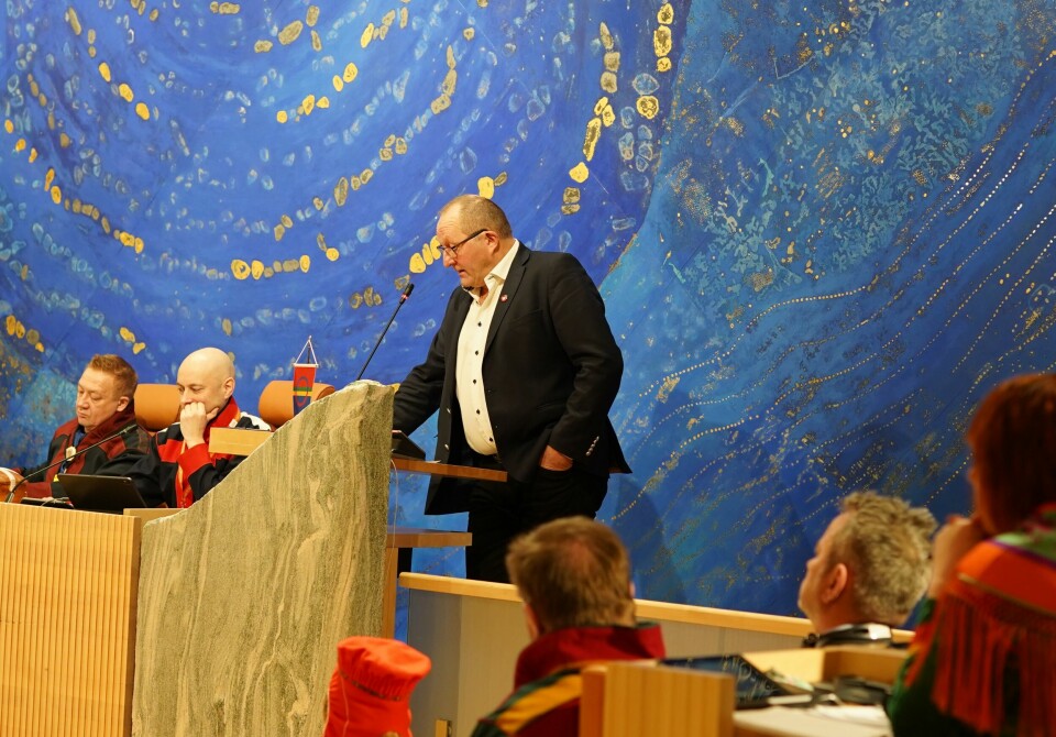 Arthur Tørfoss (Frp) fremmet mistillitsforslag mot det sittende Sametingsrådet. Arthur Tørfoss (FrP) fremmet mistillitsforslag mot det sittende Sametingsråd.et