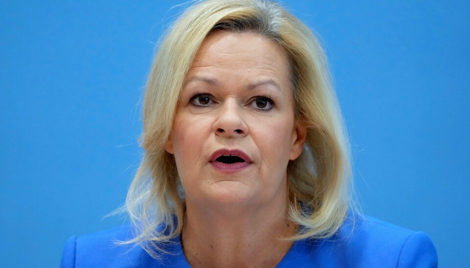 Tysklands innenriksminister Nancy Faeser ber om at regjeringen strammer inn landets våpenlover etter avsløringen om kupplaner forrige uke. Tysklands innenriksminister Nancy Faeser ber om at regjeringen strammer inn landets våpenlover etter avsløringen om kupplaner forrige uke. Foto: Michael Sohn / AP / NTB
