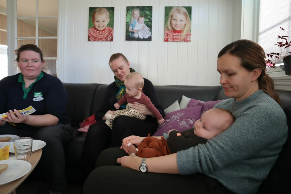 Silje Karina Aanes Storvik (t.v) hadde ikke med sitt barn på spedbarnstreffet, men var omkranset av andre småttiser. Blant annet av Connie Anita Rønning (i midten) og Kristin Alexandersen Bjørnsgård sine barn. Silje Karina Aanes forteller sin fødehistorie, på spedbarnstreff på Sømna.