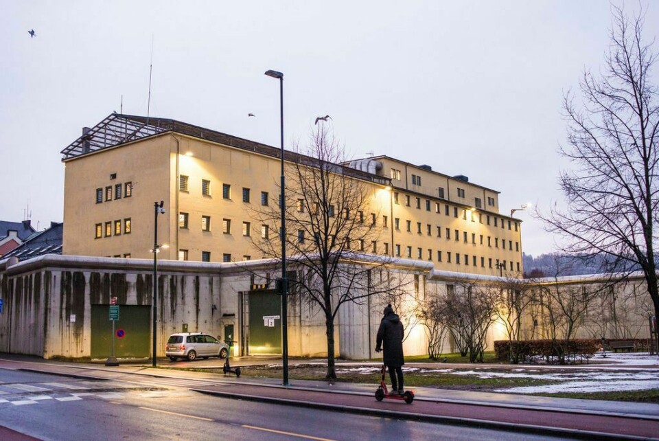 Deler av Oslo fengsel på Grønland skal rives og bygges nytt. –2 MILL: Oslo fengsel kutter 2 millioner kroner i innkjøp og ekstraordinær bemanning, muligens også aktiviseringsteam.