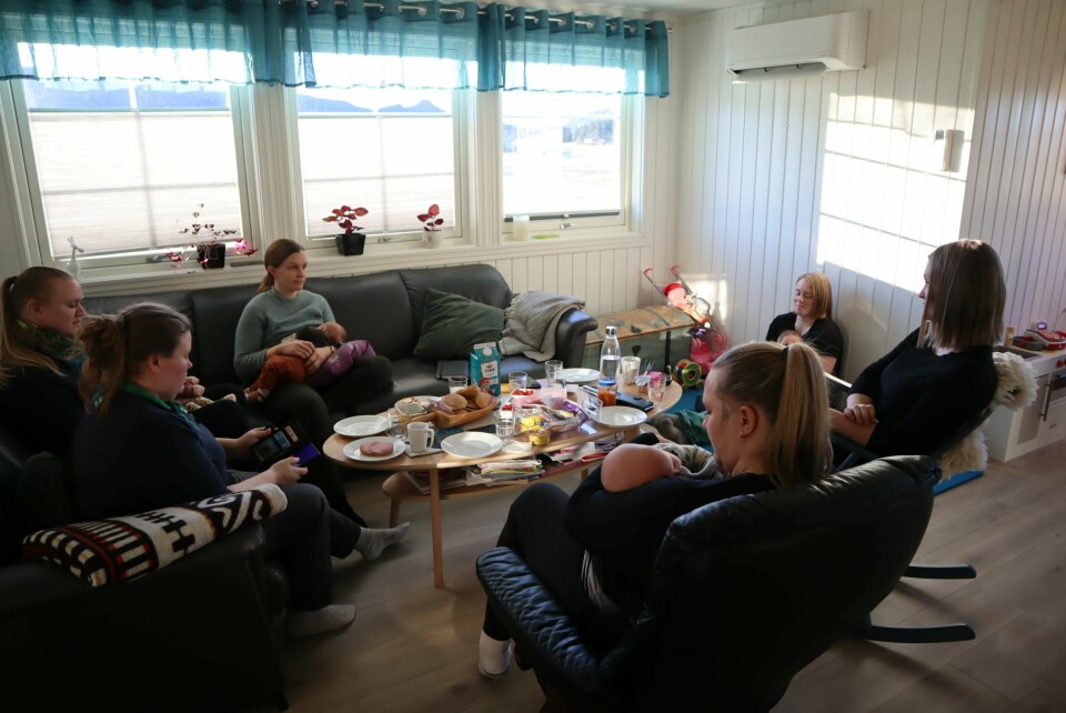 Hver tirsdag arrangeres spedbarnstreff på Sømna. Denne uka fikk Dagsavisen komme innom og høre deres historier. Silje Karina Aanes forteller sin fødehistorie, på spedbarnstreff på Sømna.