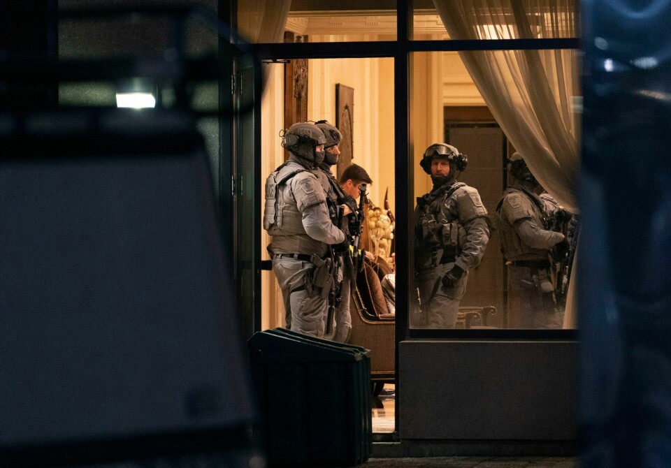 Politiet i blokken i Toronto der flere personer ble skutt og drept søndag. York Regional Police tactical officers stand in the lobby of a condominium building in Vaughan, Ontario, Sunday, Dec. 18, 2022. Police said multiple people are dead, including the suspect, after a shooting in a unit of the building. (Arlyn McAdorey/The Canadian Press via AP)