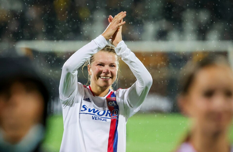 Ada Hegerbergs Lyon har fått nye eiere. Bildet er av Ada Hegerberg i Lyon-drakt. Den er hvit med en blå og rød stripe på venstre side. Hun smiler og klapper med hendene over hodet. Foto: Adam Ihse, TT / NTB