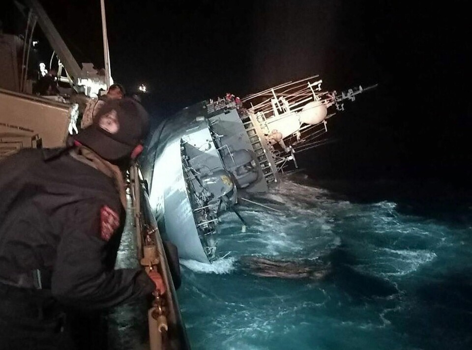 Marinefartøyet HTMS Sukhotha i ferd med å synke i dårlig vær i Thailandbukta. This handout photo taken on December 18, 2022 and released on December 19 by the Royal Thai Navy shows the HTMS Sukhotha warship on its side before sinking in the Gulf of Thailand, off the coast of Bangsaphan district in Prachuab Kiri Khan province. - At least 31 Royal Thai navy personnel were missing at sea after a vessel floundered off in the Gulf of Thailand, a spokesperson said December 19. (Photo by Handout / ROYAL THAI NAVY / AFP) / -----EDITORS NOTE --- RESTRICTED TO EDITORIAL USE - MANDATORY CREDIT 'AFP PHOTO / ROYAL THAI NAVY' - NO MARKETING - NO ADVERTISING CAMPAIGNS - DISTRIBUTED AS A SERVICE TO CLIENTS -