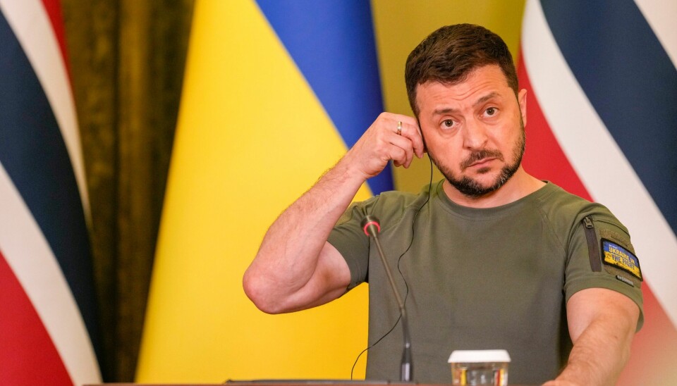 Ukrainas president Volodymyr Zelenskyj er takknemlig for Norges bidrag til å reparere infrastruktur. Den russiske hæren har etterlatt de samme grusomhetene i Kherson som vi har sett i andre deler av landet vårt. Vi vil finne og stille alle de skyldige for retten, sier Ukrainas president Volodymyr Zelenskyj søndag. Foto: Javad Parsa / NTB