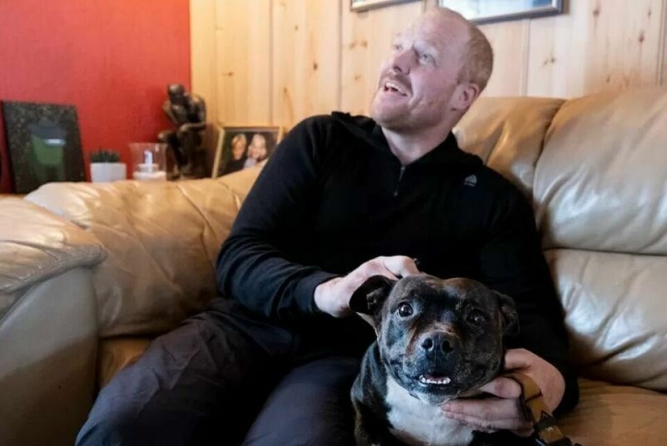 – Dette vil hjelpe noe utrolig, forteller en tydelig prega Rune Sundmoen på telefon. Her hjemme i sofaen i Os i Østerdalen i forbindelse med et besøk fra FriFagbevegelse tidligere i år. – Dette vil hjelpe noe utrolig, forteller en tydelig prega Rune Sundmoen på telefon. Her hjemme i sofaen i Os i Østerdalen i forbindelse med et besøk fra FriFagbevegelse tidligere i år.Foto: Martin Guttormsen Slørdal/FriFagbevegelse
