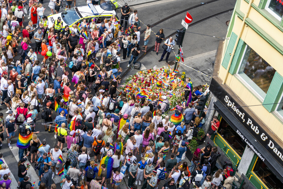 Oslo 20220625. Flere hundre mennesker samler seg til en spontan solidaritetsparade etter at den opprinnelige prideparaden ble avlyst som følge av skyteepisoden natt il 25. juni. Flere hundre mennesker samler seg til en spontan solidaritetsparade etter at den opprinnelige prideparaden ble avlyst som følge av skyteepisoden mot London Pub. Foto: Håkon Mosvold Larsen / NTB
