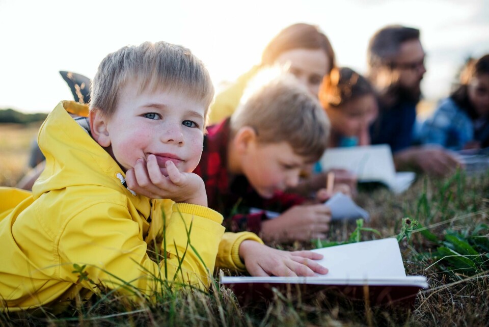 Hva skal til for at norske elever skal få oppleve mer uteskole? Ikke bare tilgang til uteområder, men også lærerens egen kompetanse, er helt avgjørende for at lærere tar med barna ut, skriver Stein Yngve Andersen. skolebarn, utendørs skole