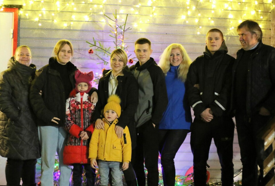 Roar Paulsrud (til høyre) sammen med noen av de ukrainske flyktningene inviterte på julemiddag. Fra venstre: Tatiana Tovstolip, Mazia Tovstolip, Ariana Kolesnichenko, Roman Polienok, Anna Yuzva, Mykola Yuvza, Yulia Kolesnichenko og Daniil Kolesnichenko. Roar Paulsrud (til høyre) sammen med noen av de ukrainske flyktningene han har invitert på julemiddag. Fra venstre: Tatiana Tovstolip, Mazia Tovstolip, Ariana Kolesnichenko, Roman Polienok, Anna Yuzva, Mykola Yuvza, Yulia Kolesnichenko og Daniil Kolesnichenko.
