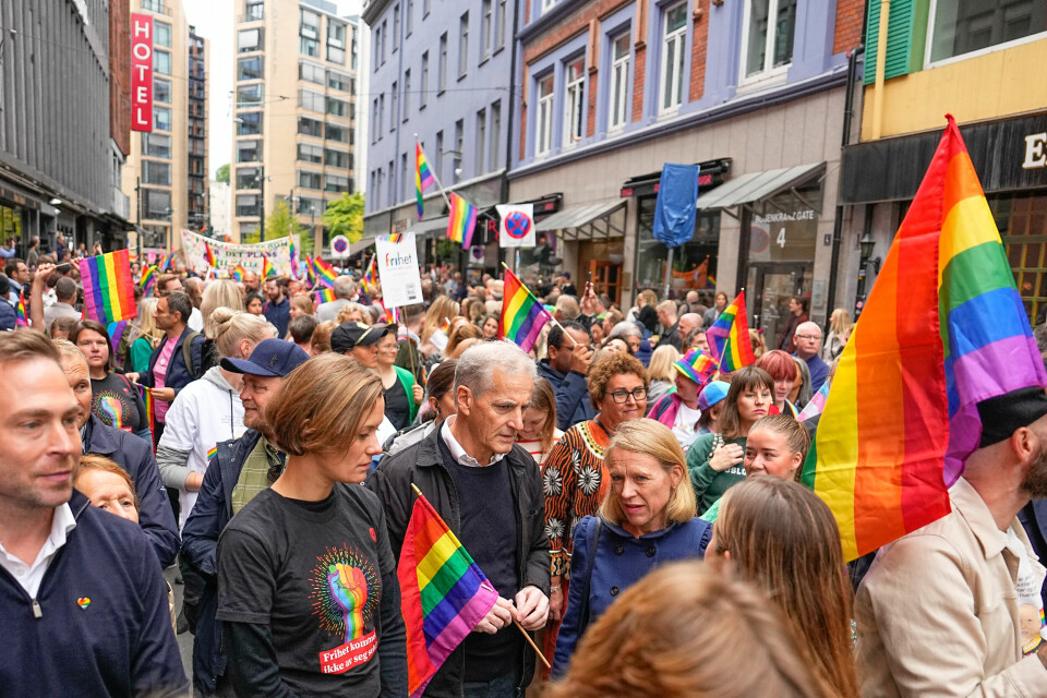 Leder for Oslo Pride, Dan Bjørke, kultur- og likestillingsminister Anette Trettebergstuen, statsminister Jonas Gahr Støre og utenriksminister Anniken Huitfeldt i regnbuetoget i Oslo i september. Foto: Beate Oma Dahle / NTB