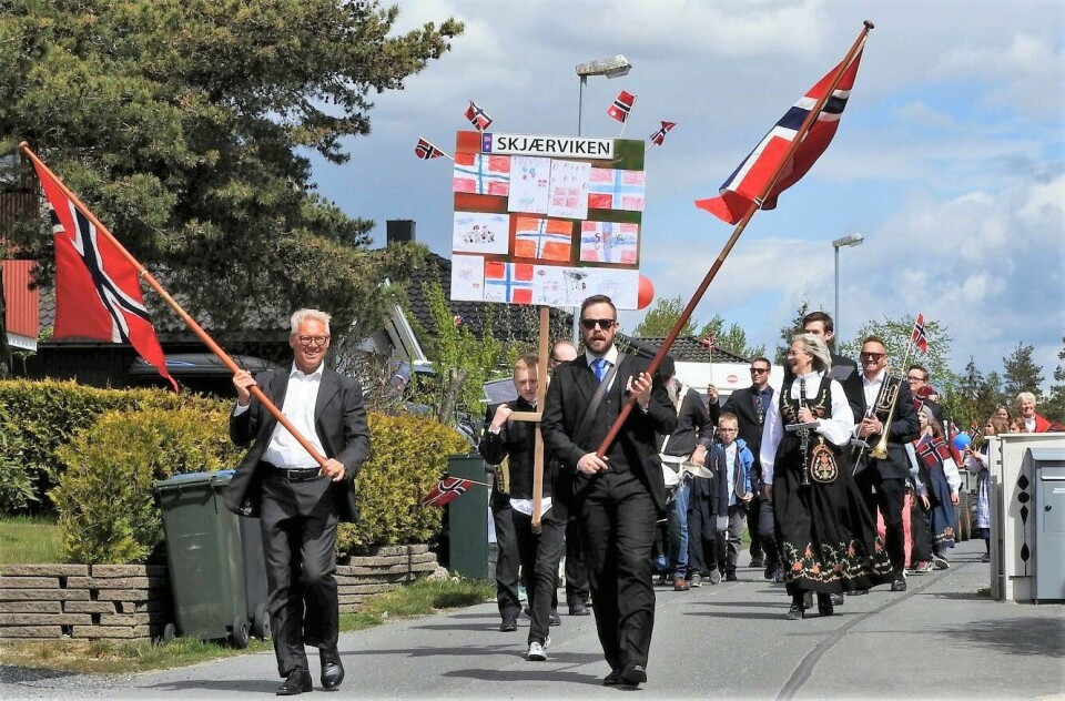 Innbyggerne i Skjærviken gleder seg over at det nå er endelig bestemt hva hjemstedet deres skal hete. Joachim Fjeld går bak til høyre, med trombone og flagg. Innbyggerne i Skjærviken gleder seg over at det nå er endelig bestemt hva hjemstedet deres skal hete.