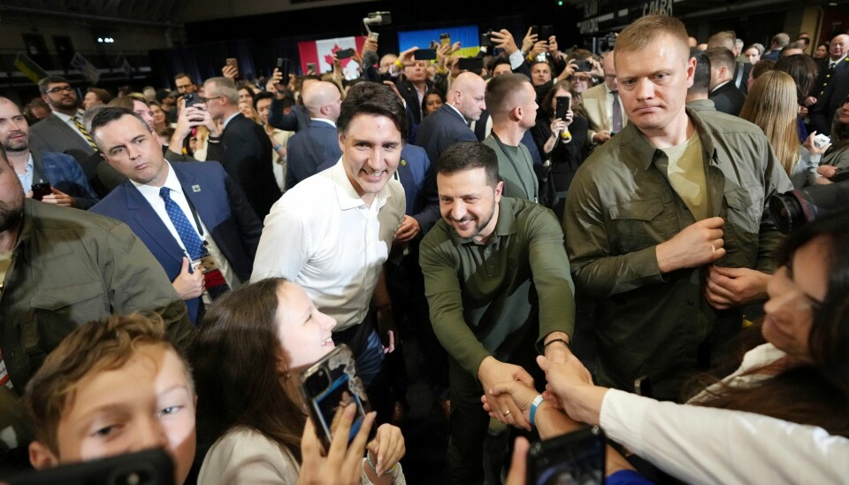 President Volodymyr Zelenskyj er blitt en global skikkelse – og trekkes igjen fram som en fredspriskandidat. Her sammen med statsminister Justin Trudeau under et besøk i Canada. Volodymyr Zelenskyj har den siste tiden vært på rundtur for å sikre langsiktig støtte til Ukraina. Her med Canadas statsminister Justin Trudeau forrige uke. Foto: Nathan Denette / The Canadian Press via AP / NTB