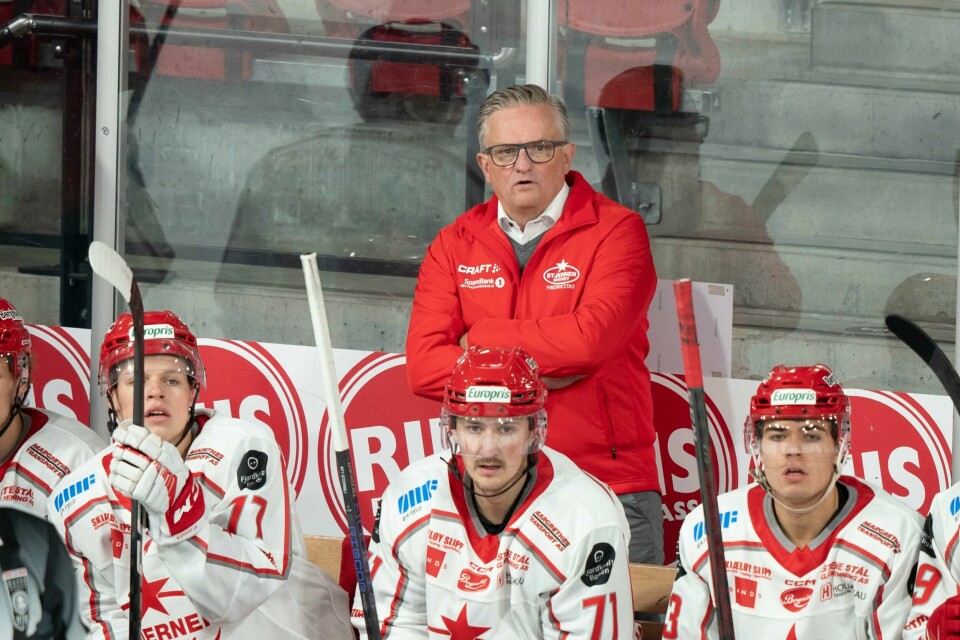 Det ble stortap for Stjernen onsdag. Her fra en tidligere kamp. Stjernens trener Fredrik Johansson under eliteseriekampen ishockey mellom Vålerenga - Stjernen på nye Jordal Amfi.