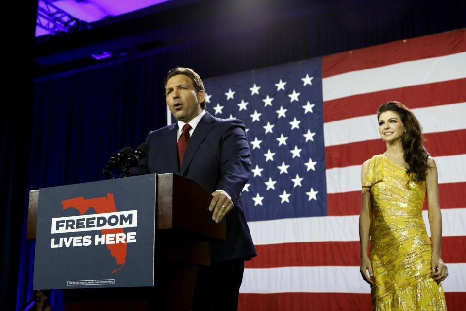 Ron DeSantis under sin seierstale etter guvernørvalget i Florida, med kona Casey ved siden av seg. Ron DeSantis under sin seierstale etter guvernørvalget i Florida, med kona Casey ved siden av seg.