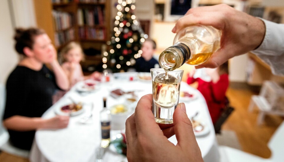 Omtrent annenhver kvinne lar være å drikke alkohol når de feirer jul med barn, ifølge organisasjonen Av-og-til. Alkoholvettorganisasjonen Av-og-til ber nordmenn bli flinkere til å si ifra dersom de ser andre voksne som drikker for mye foran barna sine. Illustrasjonsfoto: Gorm Kallestad / NTB