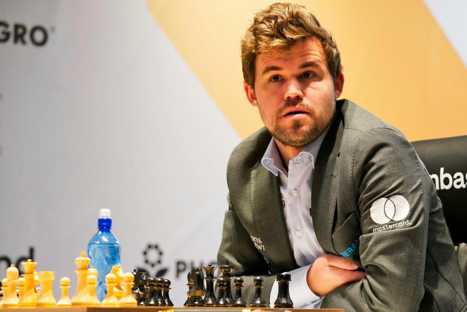 Magnus Carlsen slo tyske Vincent Keymer i første parti på den siste dagen av VM i hurtigsjakk, og økte ledelsen sammenlagt. Magnus Carlsen
