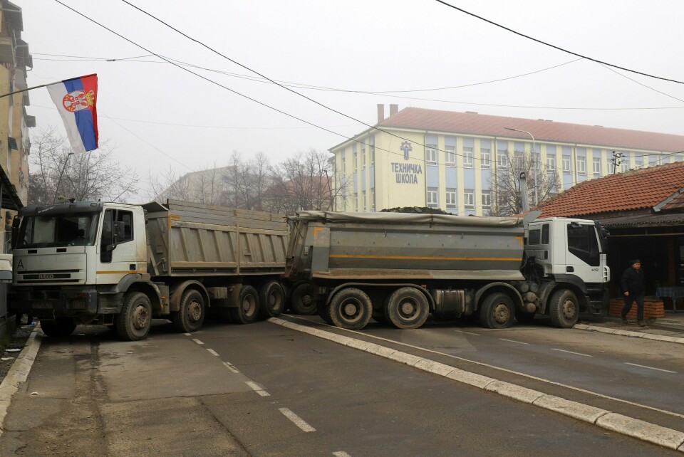 Lastebiler står på tvers i en gate i den delte byen Mitrovica. Lastebiler står på tvers i en gate i den delte byen Mitrovica. Foto: Bojan Slavkovic / AP / NTB