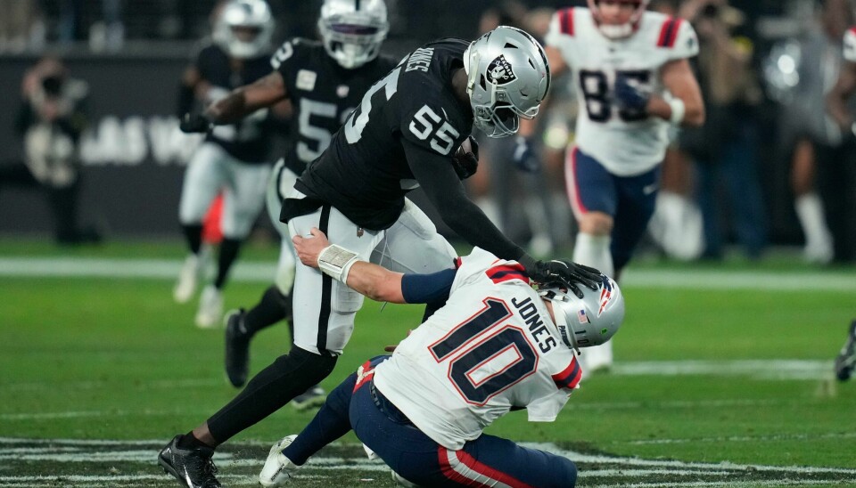 Las Vegas Raiders-forsvarer Chandler Jones (55) har fenget en feilpasning og vifter bort taklingsforsøket fra Patriots-quarterback Mac Jones på vei mot touchdown i siste sekund. Las Vegas Raiders-forsvarer Chandler Jones (55) har fenget en feilpasning og vifter bort taklingsforsøket fra Patriots-quarterback Mac Jones på vei mot touchdown i siste sekund. Raiders-seieren ga en gambler en gevinst på 28,5 millioner kroner. Foto: John Locher, AP / NTB