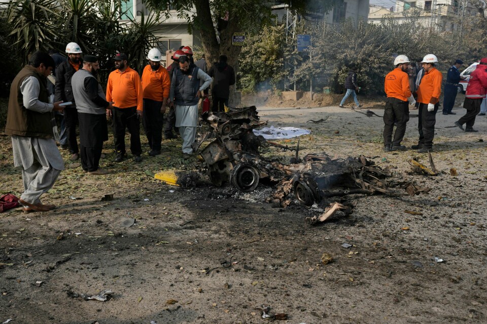 Politi og redningsarbeidere på stedet der en bil eksploderte i Pakistans hovedstad Islamabad fredag. Politi og redningsarbeidere på stedet der en bil eksploderte i Pakistans hovedstad Islamabad fredag. Foto: Anjum Naveed / AP / NTB