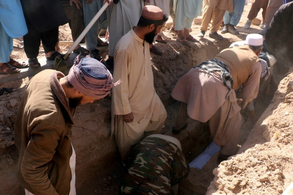 Et offer for jordskjelvene nordvest for Herat i Afghanistan blir gravlagt. Over 2000 mennesker er trolig omkommet. Et offer for jordskjelvene nordvest for Herat i Afghanistan blir gravlagt. Over 2000 mennesker er trolig omkommet.