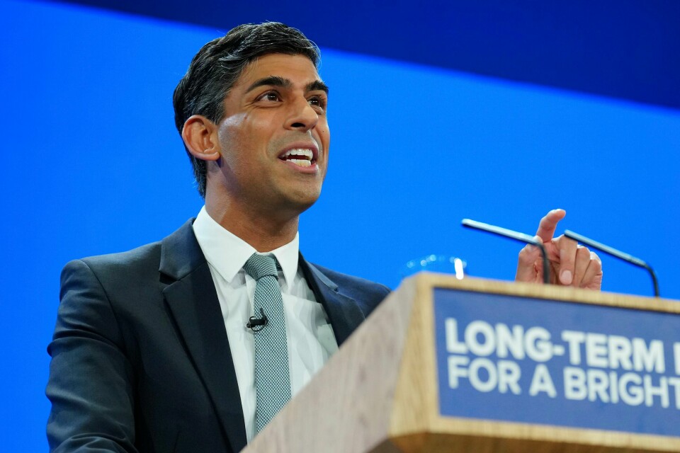 Storbritannias statsminister Rishi Sunak vil at britene skal stumpe røyken for godt, og foreslår et røykeforbud for unge mennesker i landet. Foto: Jon Super / AP / NTB Storbritannias statsminister Rishi Sunak vil at britene skal stumpe røyken for godt, og foreslår et røykeforbud for unge mennesker i landet. Foto: Jon Super / AP / NTB