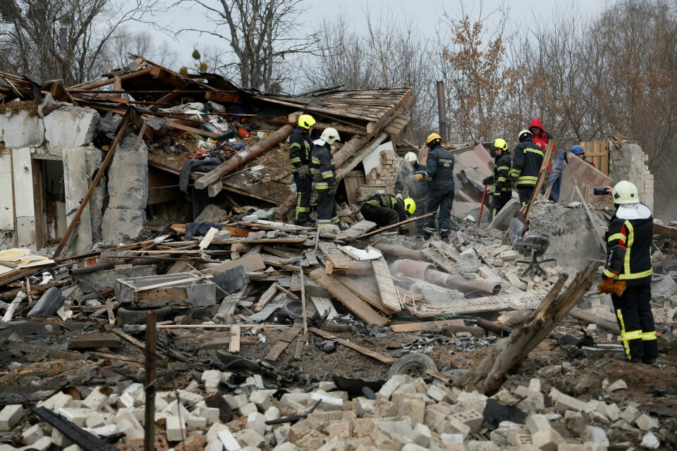 Verden trenger desperat en snarlig løsning i Ukraina, men vi får den ikke uten å se med ærlighet på våre bidrag til tragedien, mener Fredrik S. Heffermehl. Bildet viser redningsarbeidere ved restene av et bolighus som ble smadret under et russisk missilangrep på Kyiv torsdag. Verden trenger desperat en snarlig løsning i Ukraina, men vi får den ikke uten å se med ærlighet på våre bidrag til tragedien, mener Fredrik S. Heffermehl. Bildet viser redningsarbeidere ved restene av et bolighus som ble smadret under et russisk missilangrep på Kyiv torsdag.