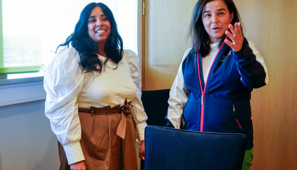 Kultur og likestillingsminister Lubna Jaffery (Ap), her med idrettspresident Zaineb Al-Samarai (t.h.). Kultur- og likestillingsminister Lubna Jaffery (t.v.) gir tilskudd til arrangementer for personer med nedsatt funksjonsevne. Her under et møte med idrettspresident Zaineb Al-Samarai nylig.Foto: Terje Pedersen / NTB