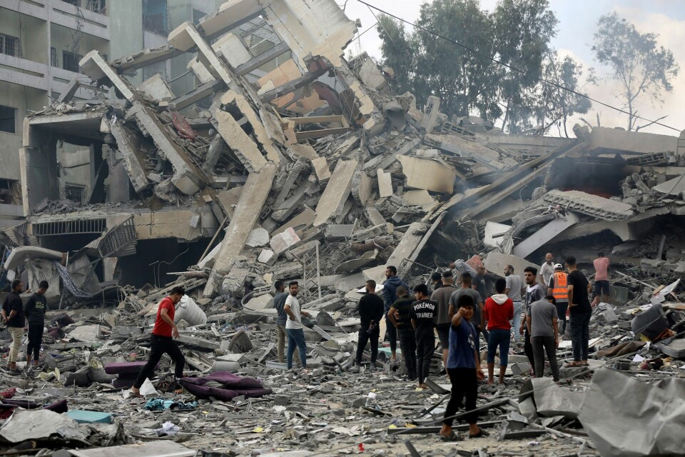 En ødelagt bygning etter et israelsk luftangrep mot Gaza torsdag. En av de mange bygningene som er ødelagt i israelske luftangrep mot Gaza by. Bildet ble tatt torsdag. Foto: Abed Khaled / AP / NTB