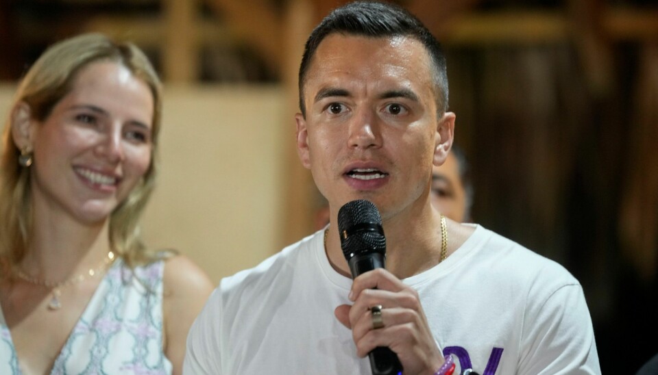 Presidentkandidaten Daniel Noboa under en tale i byen Olon etter at de første resultatene ga ham ledelsen i andre runde i presidentvalget. Presidentkandidaten Daniel Noboa under en tale i byen Olon etter at de første resultatene ga ham ledelsen i andre runde i presidentvalget. Foto: Martin Mejia / AP / NTB