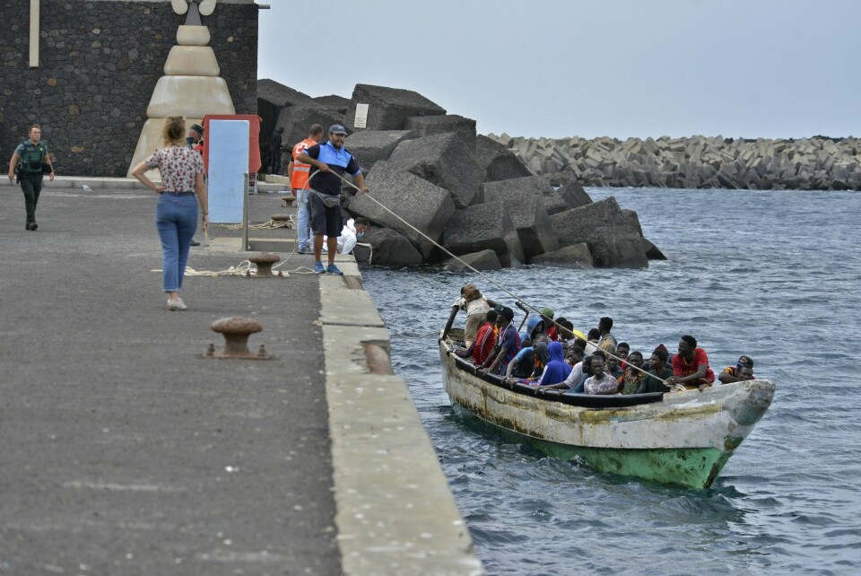 Det er foreløpig ikke kjent hvorfor så mange mennesker på flukt ankommer kysten av nettopp El Hierro, den minste av Kanariøyene med 11.000 innbyggere. Her fra en båtankomst ved havna La Restinga 4. oktober. En liten båt med migranter ankom onsdag La Restinga på kanariøya El Hierro. Fredag kom ytterligere tre migrantbåter til den lille øya, som flere medier har døpt for spansk Lampedusa. Foto: Europa Press via AP / NTB