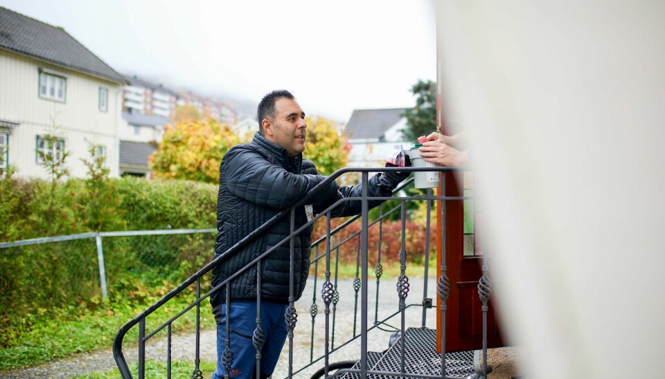 Stortingspresident Masud Gharahkhani (Ap), var en av de mange bøssebærerne under årets TV-aksjon, som satte ny rekord med foreløpig 273.7 millioner kroner samlet inn. - Jeg har selv vært barn på flukt fra krig, så denne aksjonsdagen betyr selvsagt ekstra mye for meg personlig, sier stortingspresident Masud Gharahkhani (Ap) som søndag var bøssebærer for TV-aksjonen. Foto: Stortinget / NTB
