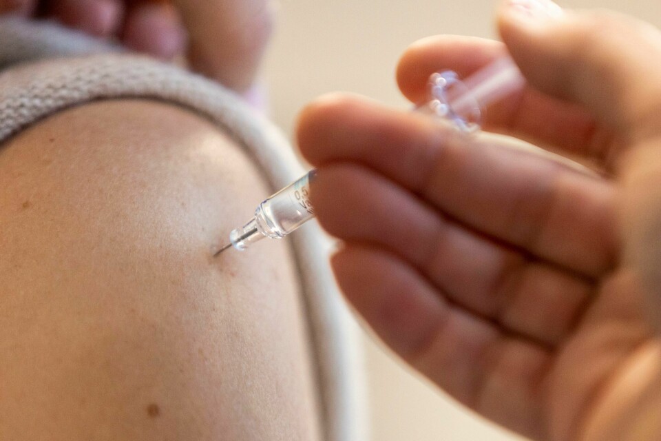 FHI oppfordrer flere til å ta influensavaksine i år, og advarer om en mulig kraftig influensasesong. Bildet viser en vaksine som settes i en arm.