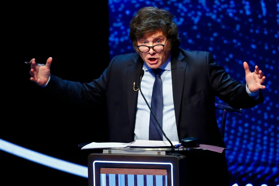 Høyrepopulisten Javier Milei i Argentina er sammenlignet med Donald Trump. Presidentkandidat Javier Milei i en valgkampdebatt 8. oktober. Foto: Agustin Marcarian / AP / NTB