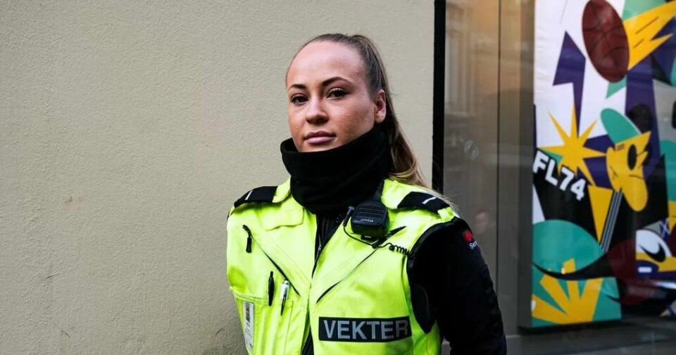 Siden hun går i uniform, blir hun oppfattet som en person som har myndighet til å gripe inn. Men det er begrenset hvor mye hun kan gjøre, forteller Jorunn. Siden hun går i uniform, blir hun oppfattet som en person som har myndighet til å gripe inn. Men det er begrenset hvor mye hun kan gjøre, forteller Jorunn.