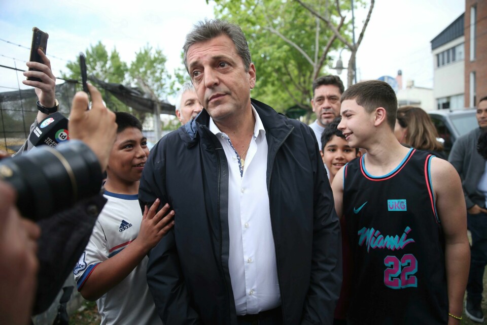 Økonomiminister Sergio Massa ledet presidentvalget i Argentina da 76 prosent av stemmene var talt opp, men lå ikke an til å få nok stemmer til å stikke av med seieren.