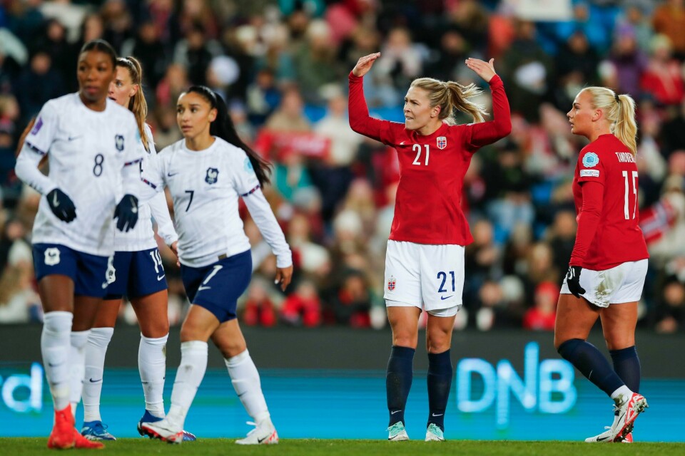 En engasjert Mimmi Löfwenius får med seg publikum på Ullevaal stadion. Det var hennes debut på det norske landslaget. En engasjert Mimmi Löfwenius får med seg publikum på Ullevaal stadion. Det var hennes debut på det norske landslaget.