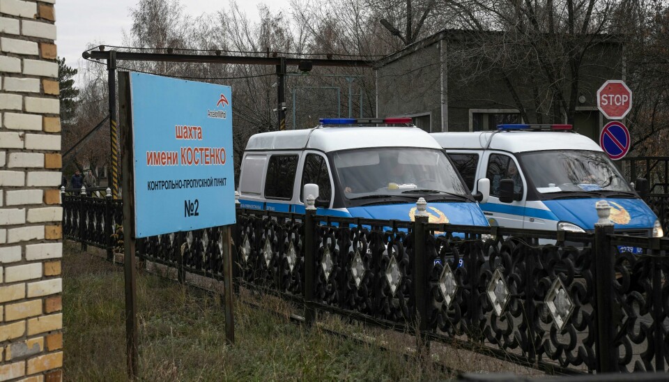 Ambulanser står parkert utenfor gruven der det brøt ut en brann i Kasakhstan lørdag. Ambulanser står parkert utenfor gruven der det brøt ut en brann i Kasakhstan lørdag. Foto: AP / NTB