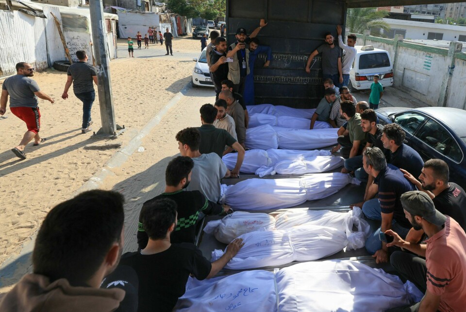 Over 4.000 mennesker har blitt drept i Israel og Palestina i løpet av en drøy uke. Her fra en begravelse i Khan Yunis på Gazastripen lørdag. Over 4.000 mennesker har blitt drept i Israel og Palestina i løpet av en drøy uke. Her fra en begravelse i Khan Yunis på Gazastripen lørdag.