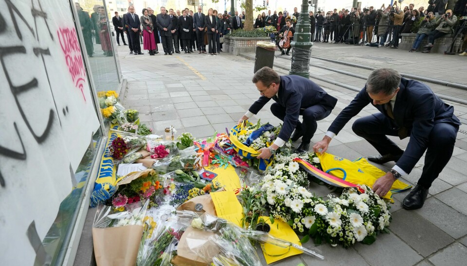 Onsdag la Sveriges statsminister Ulf Kristersson (til venstre) og Belgias Alexander De Croo ned kranser på stedet der to svensker ble skutt og drept i det som fremstår som et islamistisk motivert angrep. Den antatte gjerningsmannen hadde fått avslag på asylsøknader i fire land: Belgia, Italia, Norge og Sverige, opplyser belgiske myndigheter. Onsdag la Sveriges statsminister Ulf Kristersson (til venstre) og Belgias Alexander De Croo ned kranser på stedet der to svensker ble skutt og drept i det som fremstår som et islamistisk motivert angrep. Den antatte gjerningsmannen hadde fått avslag på asylsøknader i fire land: Belgia, Italia, Norge og Sverige, opplyser belgiske myndigheter. Foto: Martin Meissner / AP / NTB