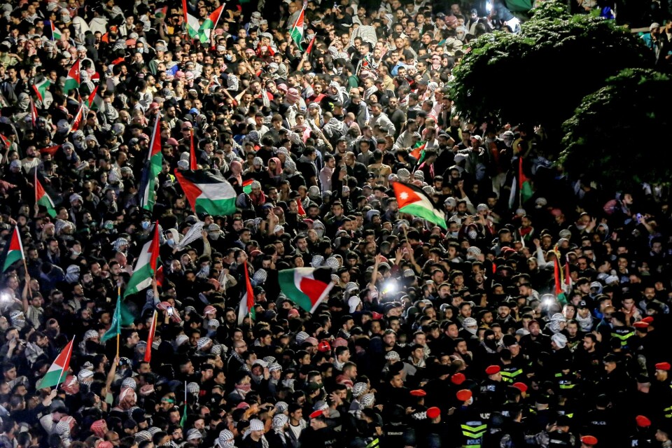 Protester utenfor Israels ambassade i Jordan dagen etter eksplosjonen på al-Ahli-sykehuset. Protester utenfor Israels ambassade i Jordan dagen etter eksplosjonen på al-Ahli-sykehuset.