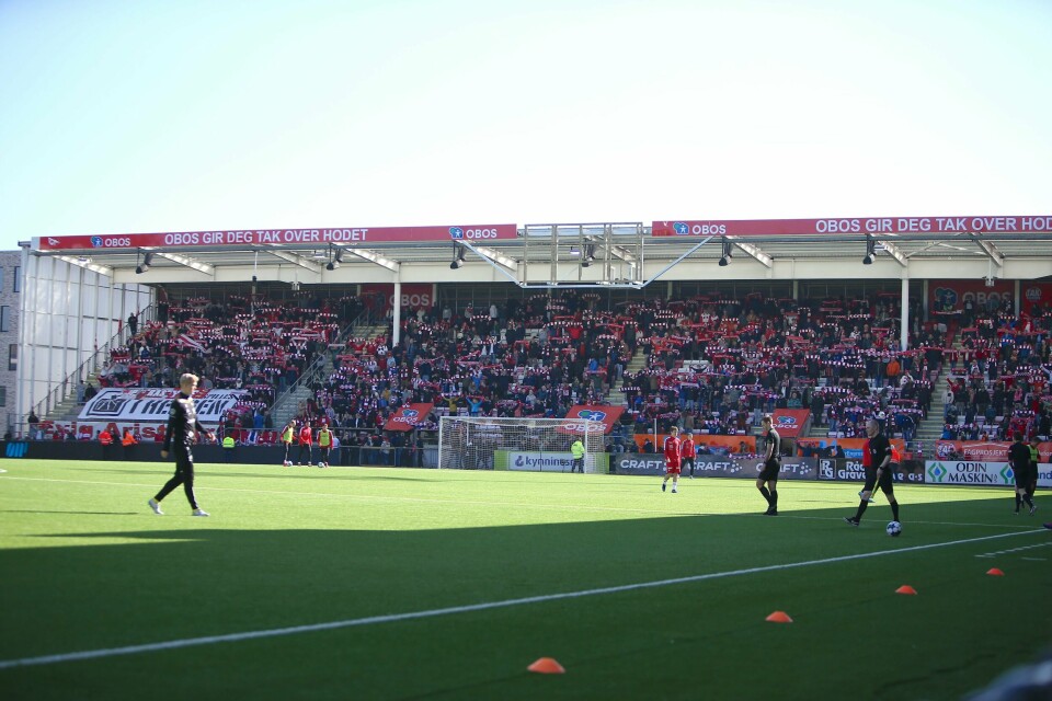 Det må gjøres en rekke utbedringer på Fredrikstad stadion for at den kan brukes i Eliteserien. Det kommer ny folk inn på Fredrikstad stadion. Foto: Christoffer Andersen / NTB