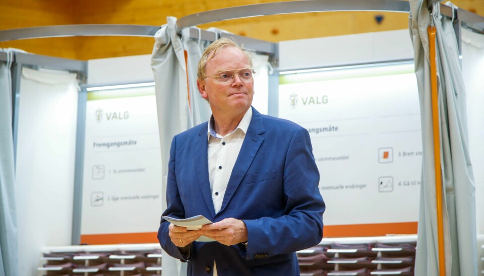 Sindre Finnes har gjentatte ganger avvist å ha handlet på innsideinformasjon. Økokrims beslutning om etterforskning kommer tidligst neste måned. Sindre Finnes avgir sin stemme ved kommunevalget på Skjold skole i Bergen.