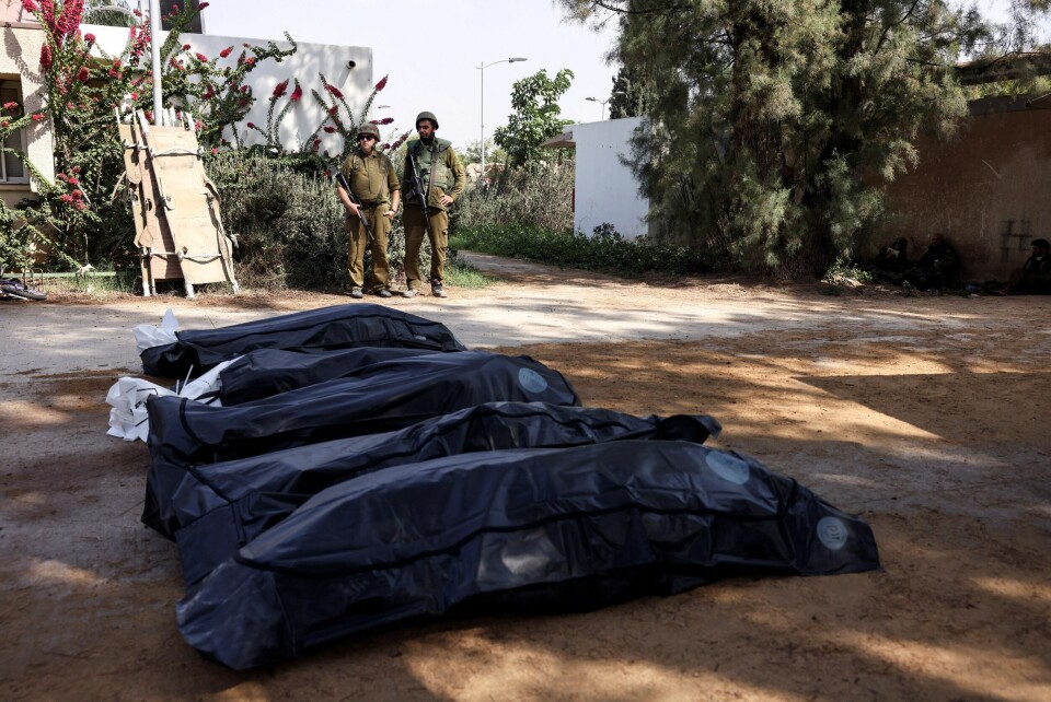 Israelske soldater holder vakt over noen av de døde i kibbutzen Kfar Aza, som ble angrepet av Hamas. Israelske soldater holder vakt over noen av de døde i kibbutzen Kfar Aza, som ble angrepet av Hamas.