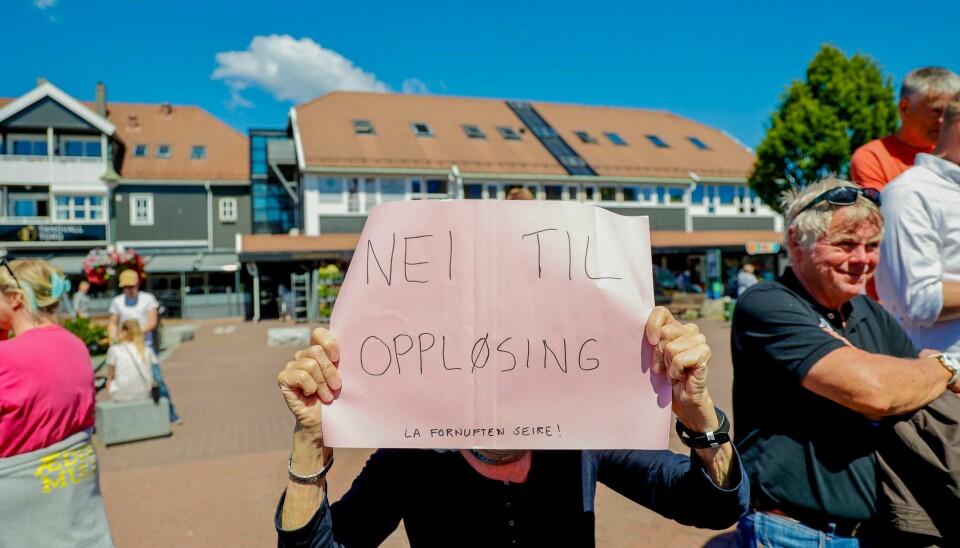 En innbygger i Søgne hadde en klar beskjed til kommunalministeren i fjor sommer. Oppløsningen av Kristiansand kommune er fortsett en vanskelig sak, to år etter at regjeringen Støre fikk makta. En innbygger i Søgne hadde en klar beskjed til kommunalministeren i fjor sommer. Oppløsningen av Kristiansand kommune er fortsett en vanskelig sak, to år etter at regjeringen Støre fikk makta.